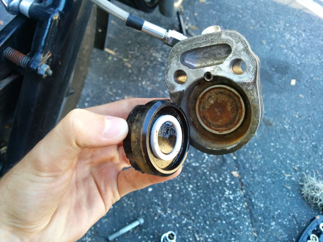 Spacer ring between brake pad and caliper